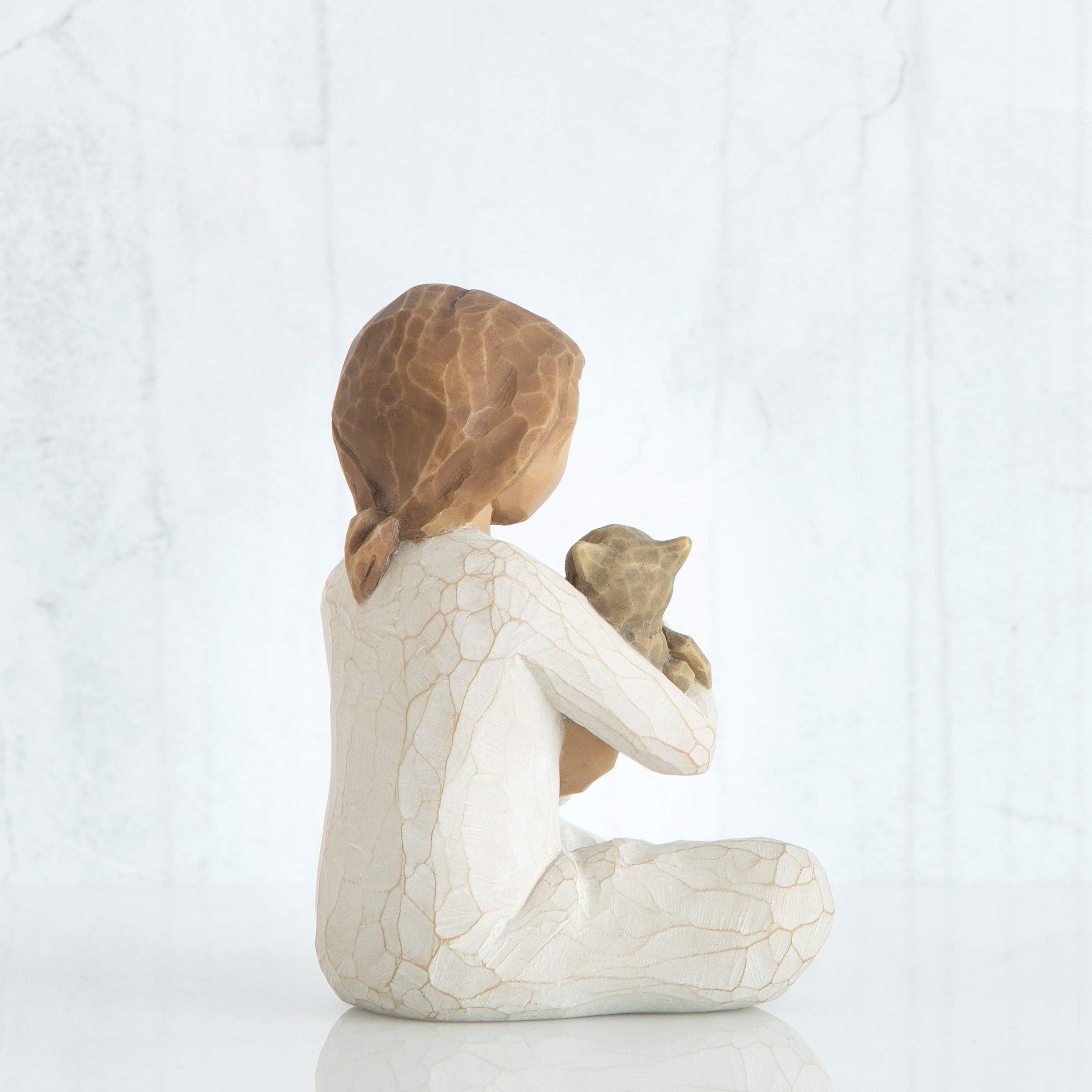 Willow Tree figurine exposée sur une étagère salon pour décoration chaleureuse