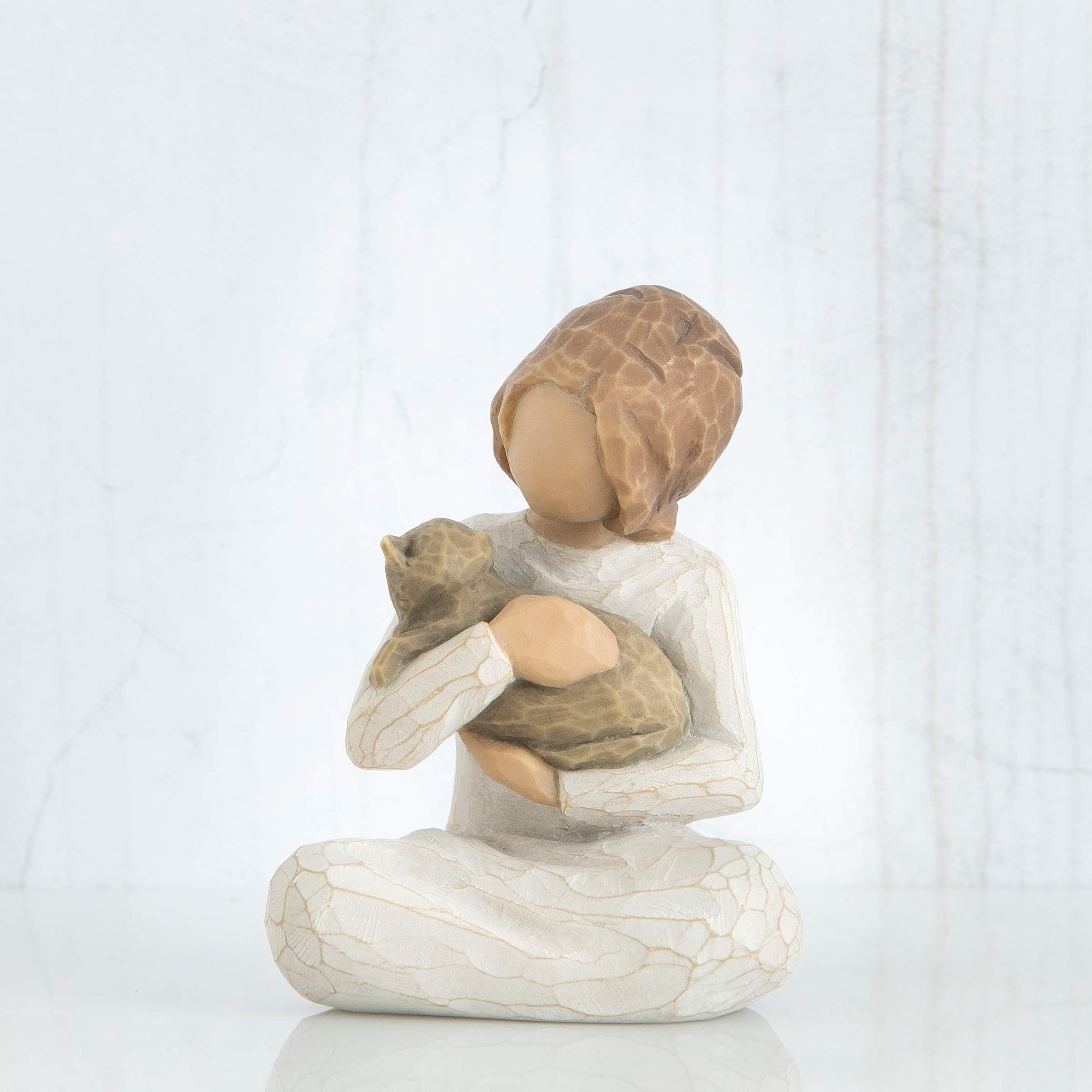 Willow Tree profil de la fillette tenant un chat gris illustrant compassion