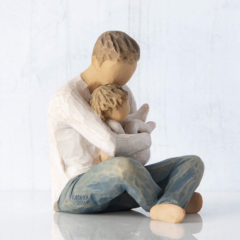 Willow Tree gros plan mains serrant enfant, transmet chaleur et connexion