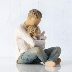 Willow Tree gros plan mains serrant enfant, transmet chaleur et connexion