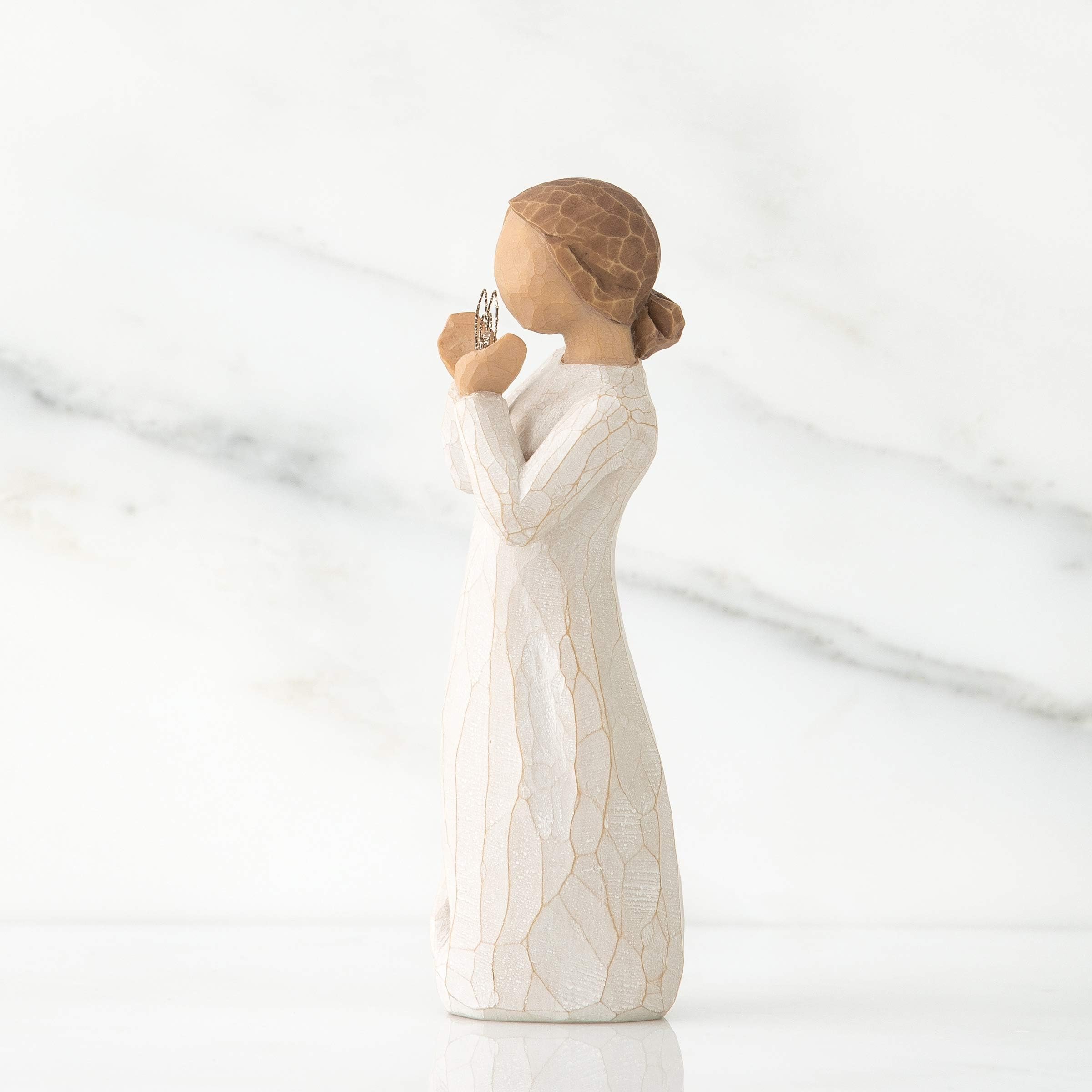 Willow Tree profil robe crème mettant en valeur finition artisanale
