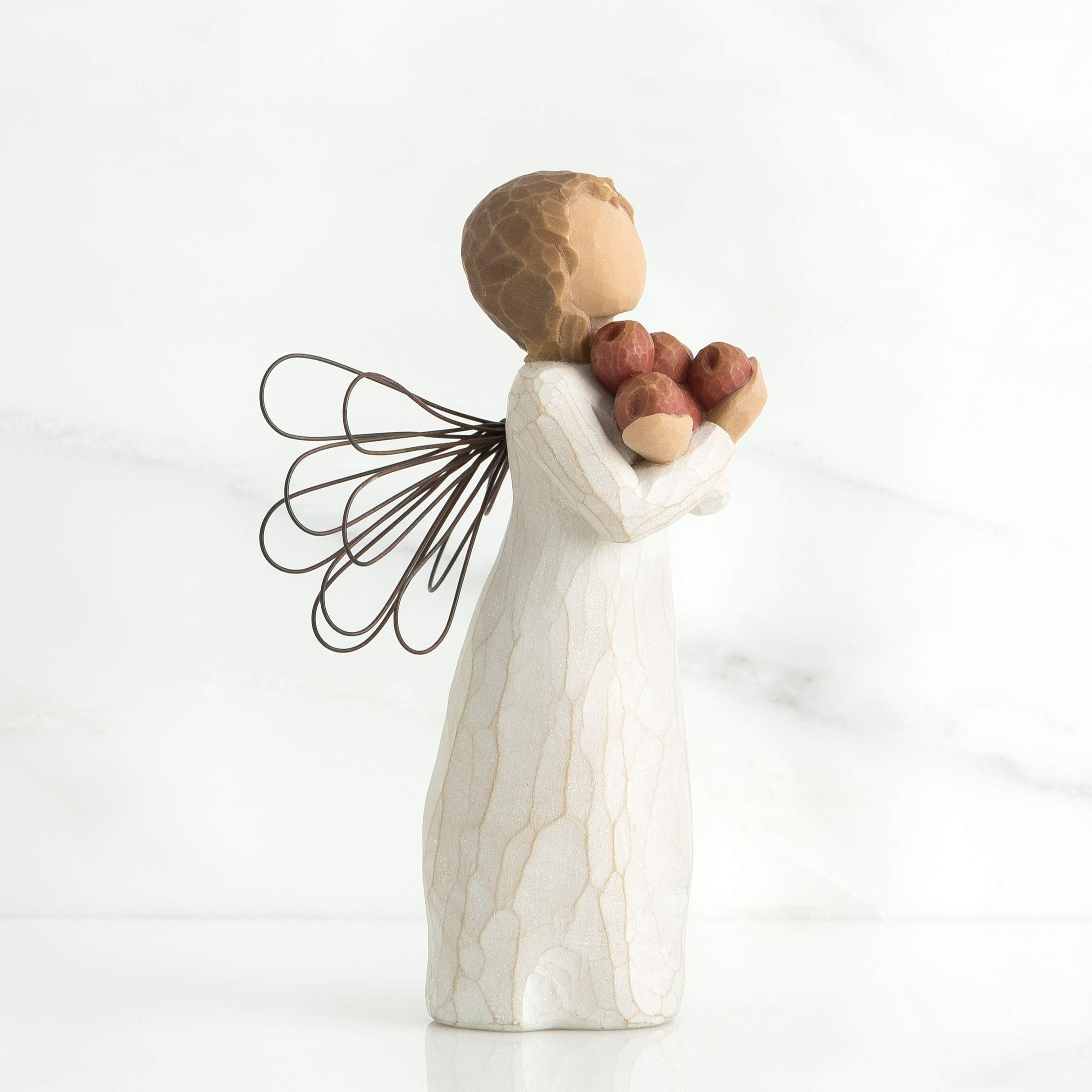 Willow Tree figurine exposée sur une étagère de salon, touche élégante