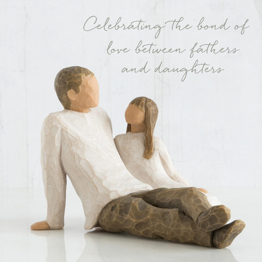 Willow Tree figurine posée sur une étagère de salon, apporte une touche familiale décorative