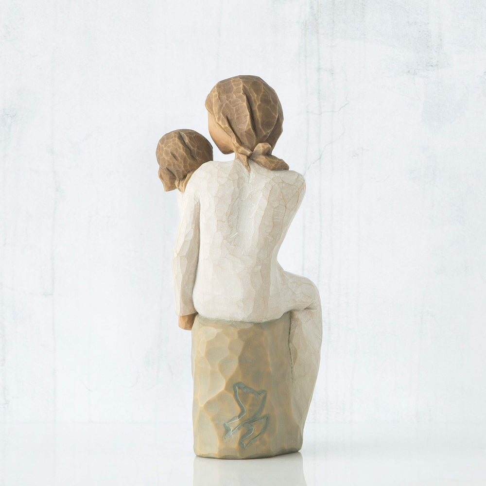 Willow Tree figurine posée sur une étagère de salon illustrant décoration sentimentale