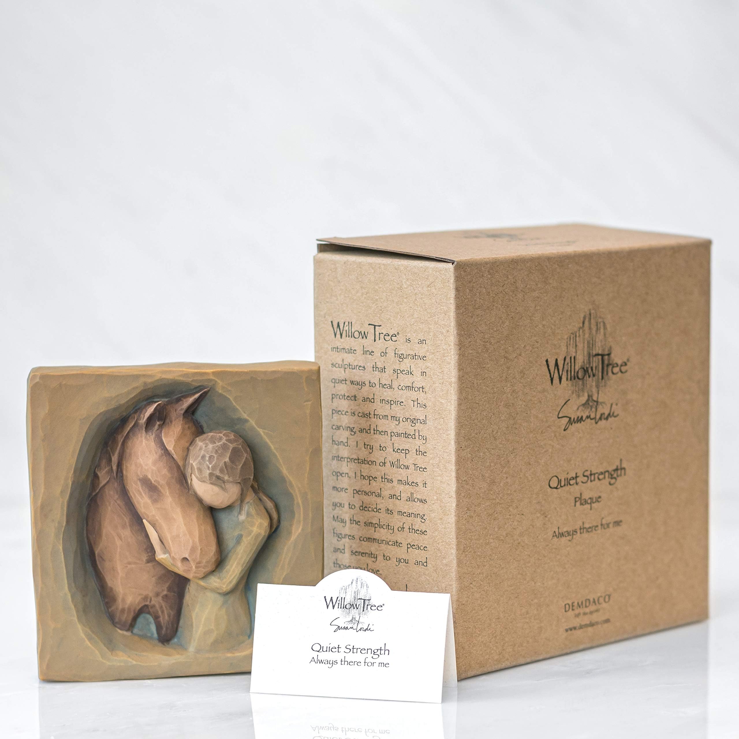 Willow Tree plaque à l'échelle à côté d'un livre, montre dimensions pratiques