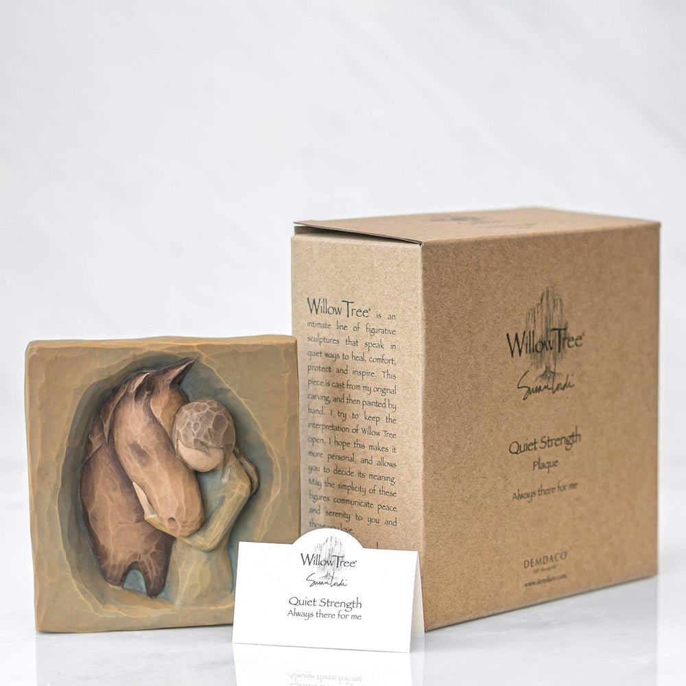 Willow Tree plaque à l'échelle à côté d'un livre, montre dimensions pratiques