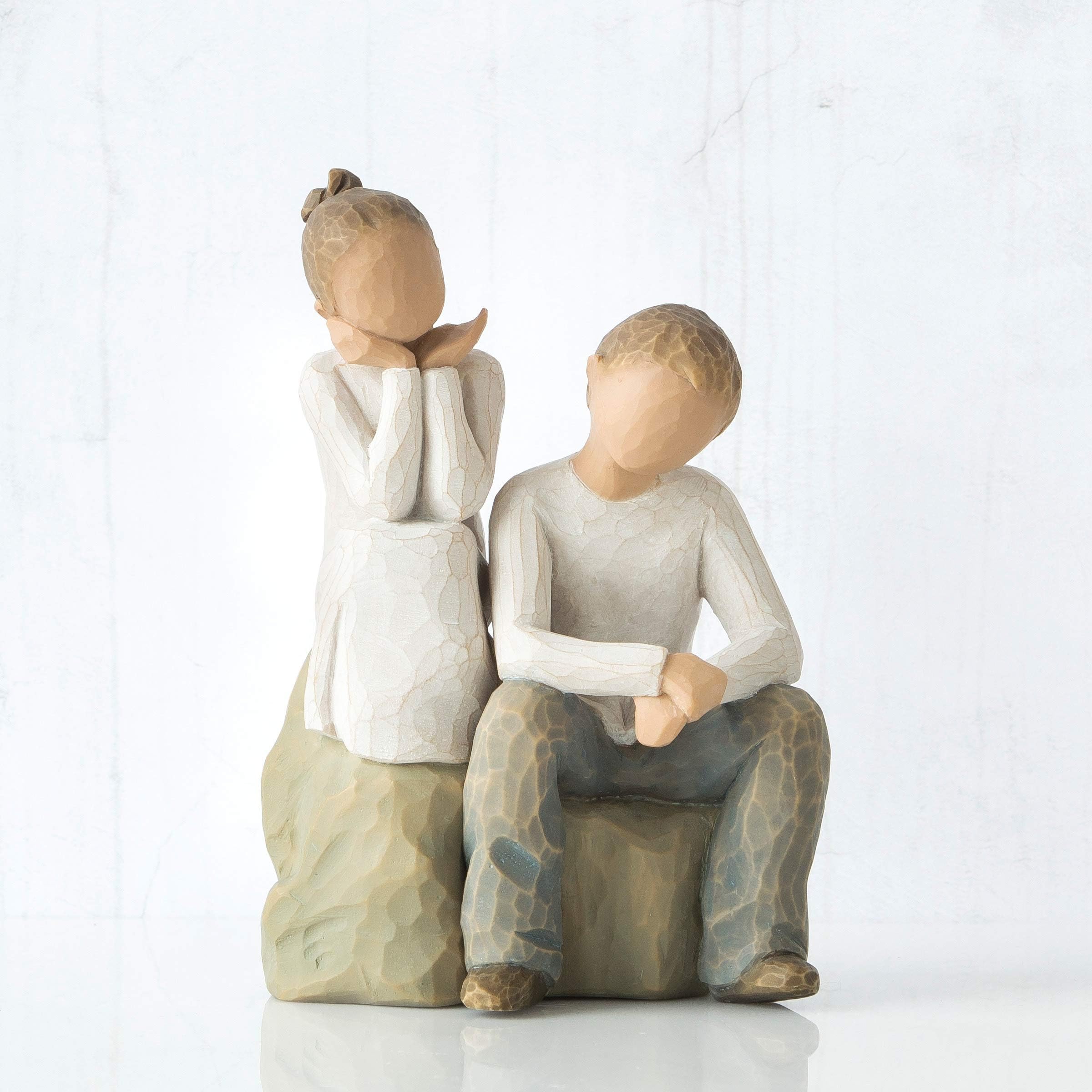 Willow Tree profil des deux enfants, gestes rapprochés illustrant soutien