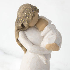 Détail feuille d'or sur la chevelure de la figurine Willow Tree, met en valeur l’élégance