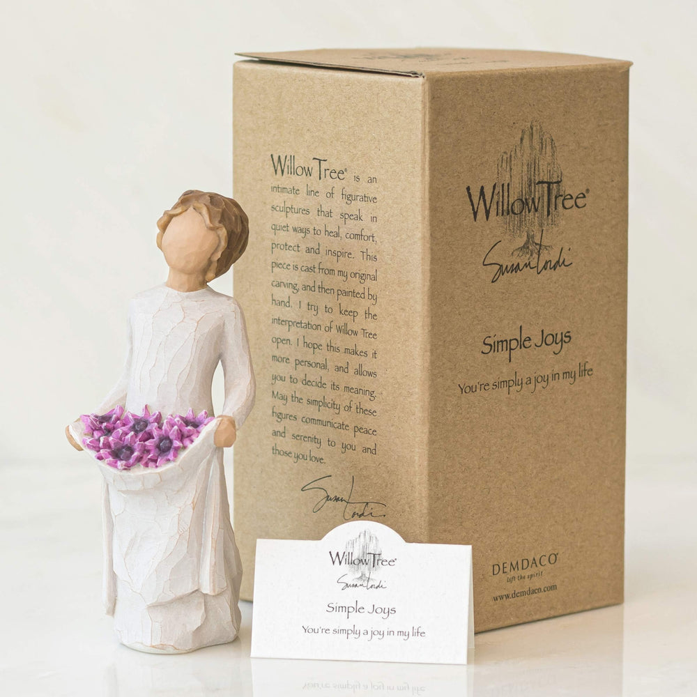 Willow Tree figurine à côté d'un objet pour comparaison d'échelle, visualisation claire