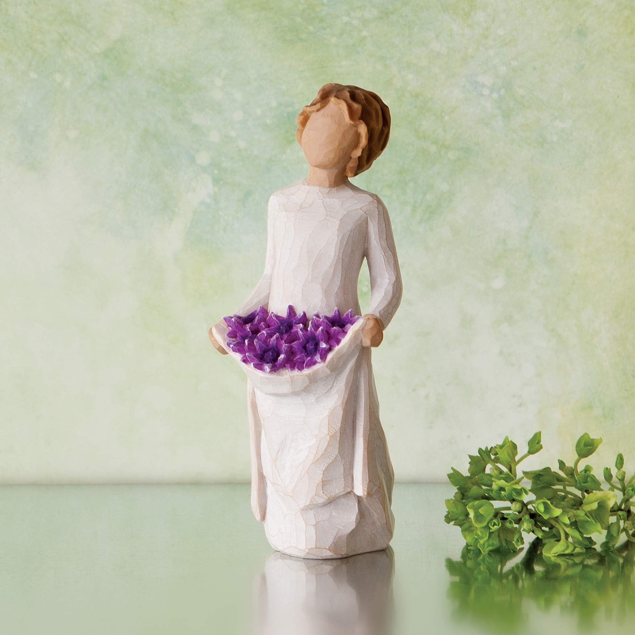 Willow Tree figurine posée sur une étagère de salon, apporte chaleur et personnalité