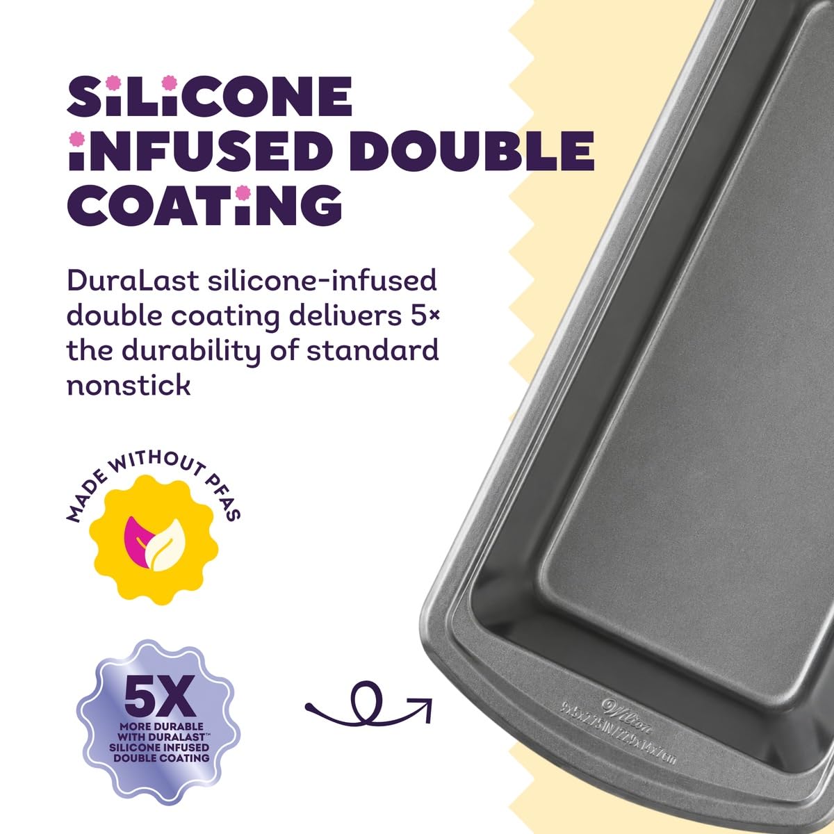 Wilton moule en usage avec cake chaud prêt à démouler, praticité en cuisson