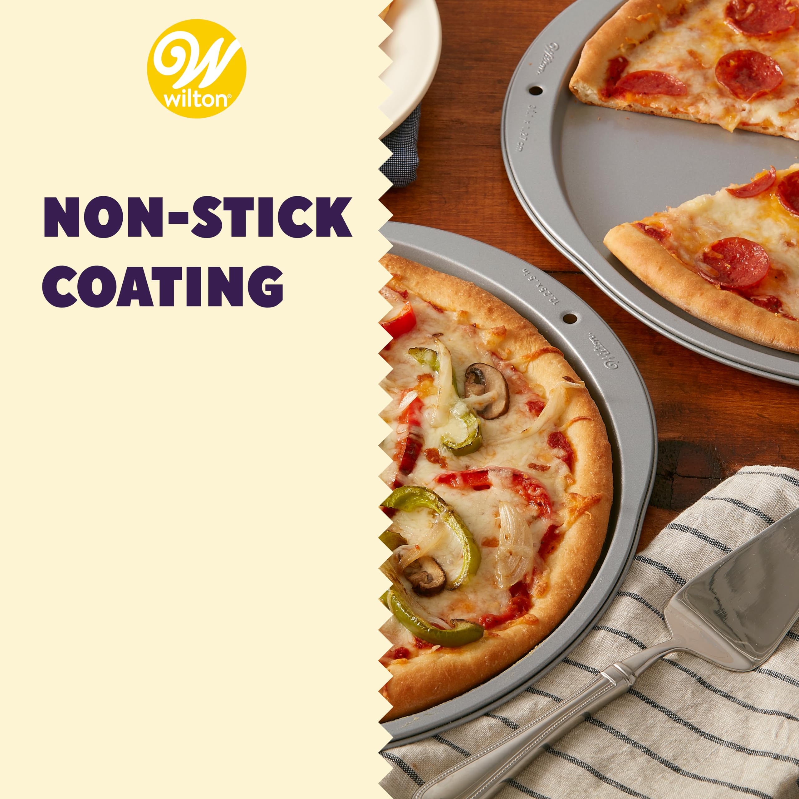 Wilton plaques avec pizzas dans le four pour cuisson uniforme