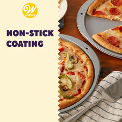 Wilton plaques avec pizzas dans le four pour cuisson uniforme