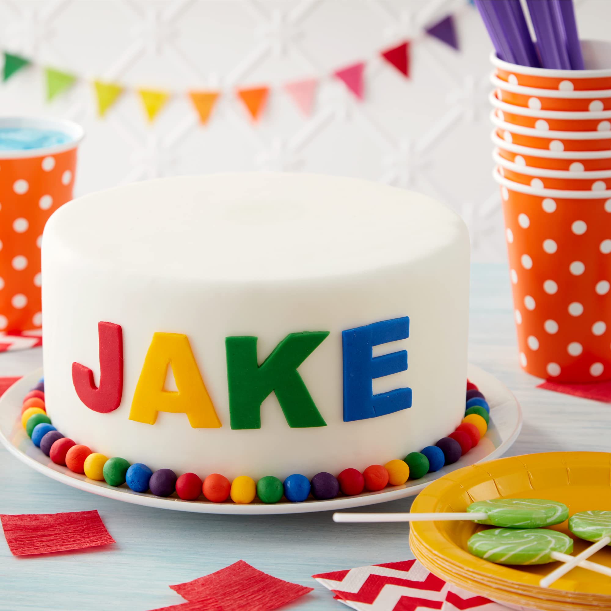 Wilton rouleau posé sur gâteau étagé illustrant couverture sans couture