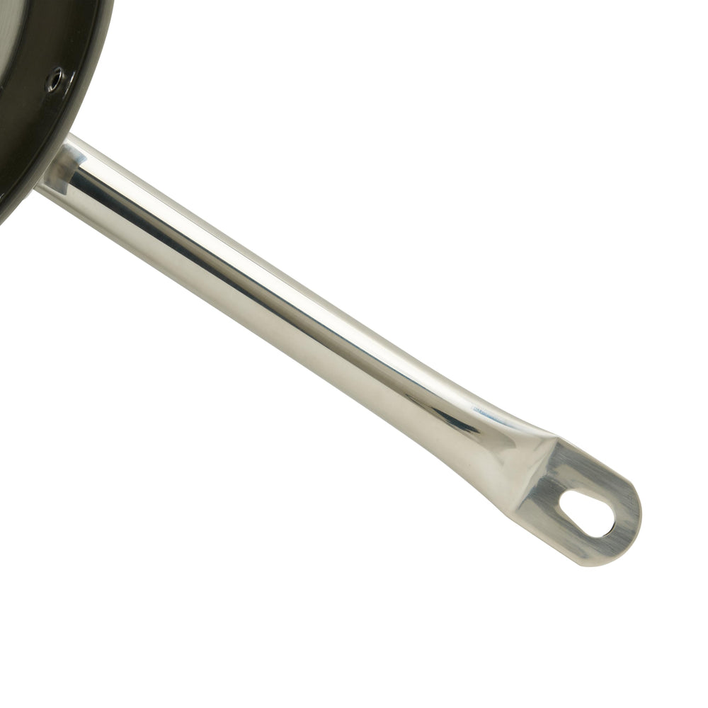 Winware Winco poêle à côté d’un mètre pour montrer l’échelle 11 pouces