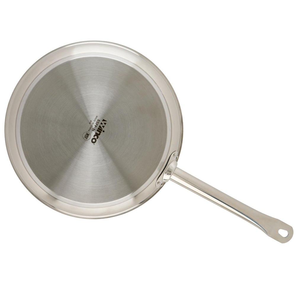 Winware Winco poêle en action saisissant une pièce de viande uniformément