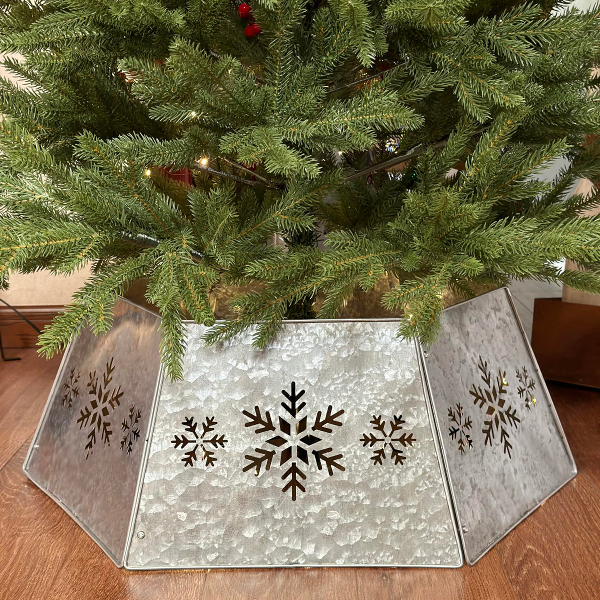 WKHOMEDECO collerette face avant cachant le pied du sapin, look ferme chic