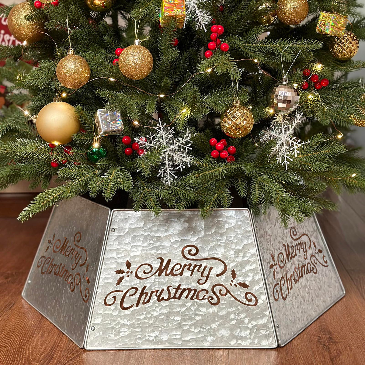 WKHOMEDECO vue de face du collier de sapin masquant le pied et décorant élégamment