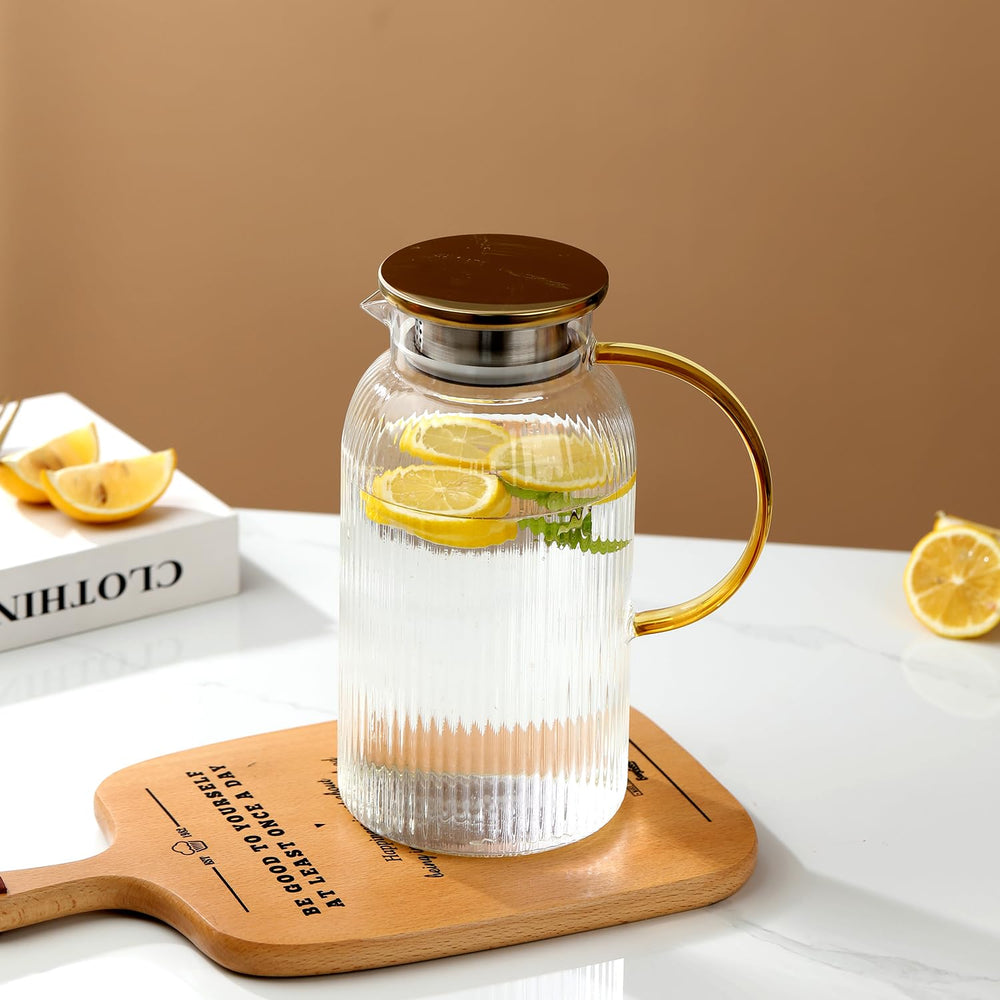 Wlasss carafe à l'échelle comparée à un verre montrant grande capacité