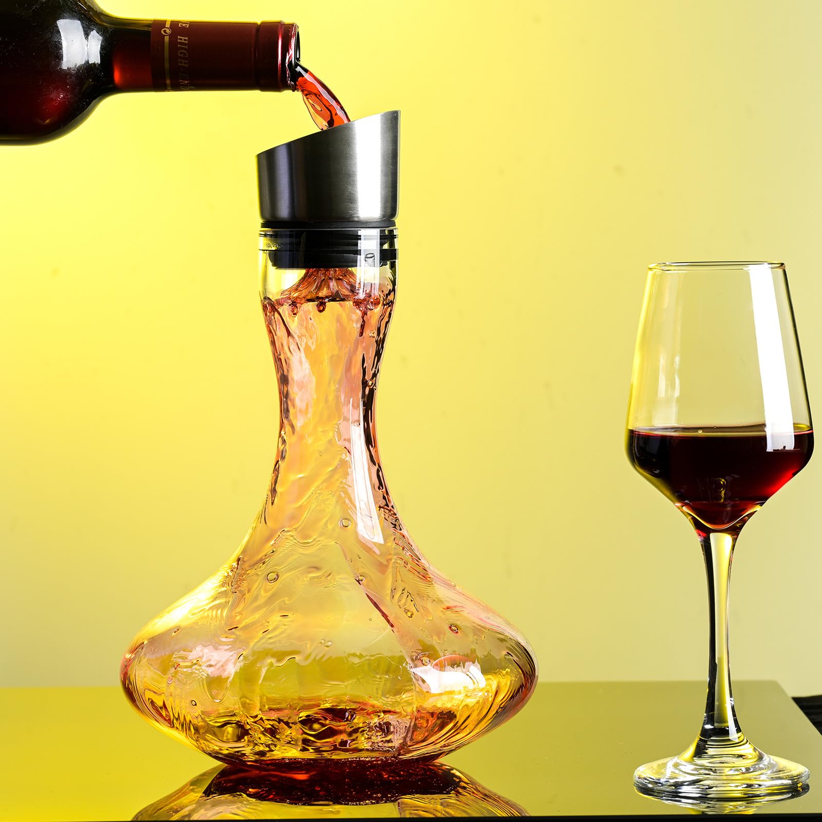 Wlasss carafe à côté d'une bouteille pour visualiser la capacité