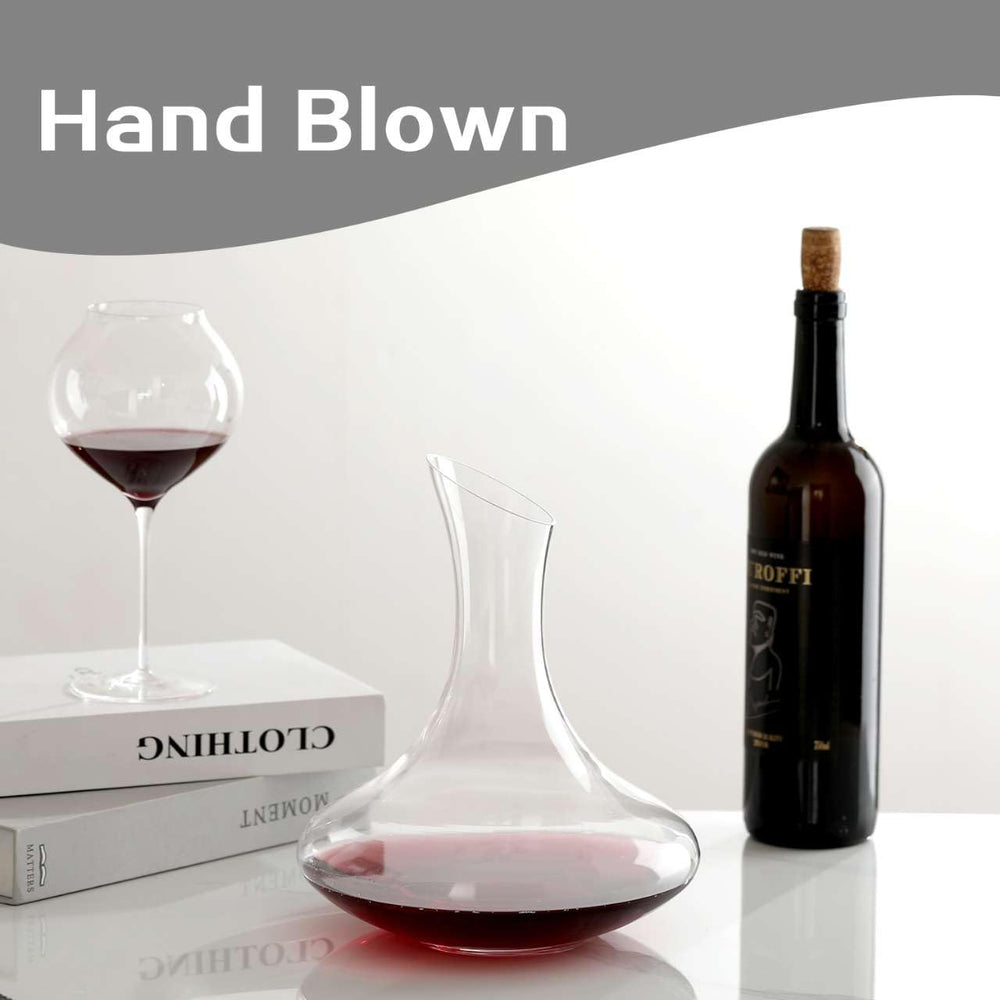 Wlasss carafe en service versant le vin pour un service net