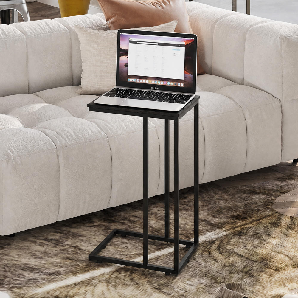WLIVE comparaison d'échelle montrant la table à côté d'une chaise standard