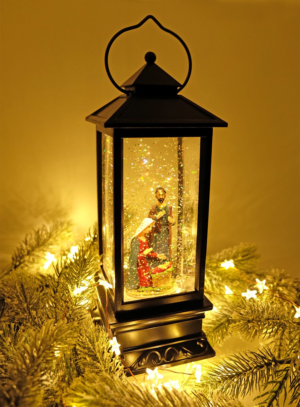 Wondise mise en scène dans un salon décoré pour Noël créant une atmosphère festive