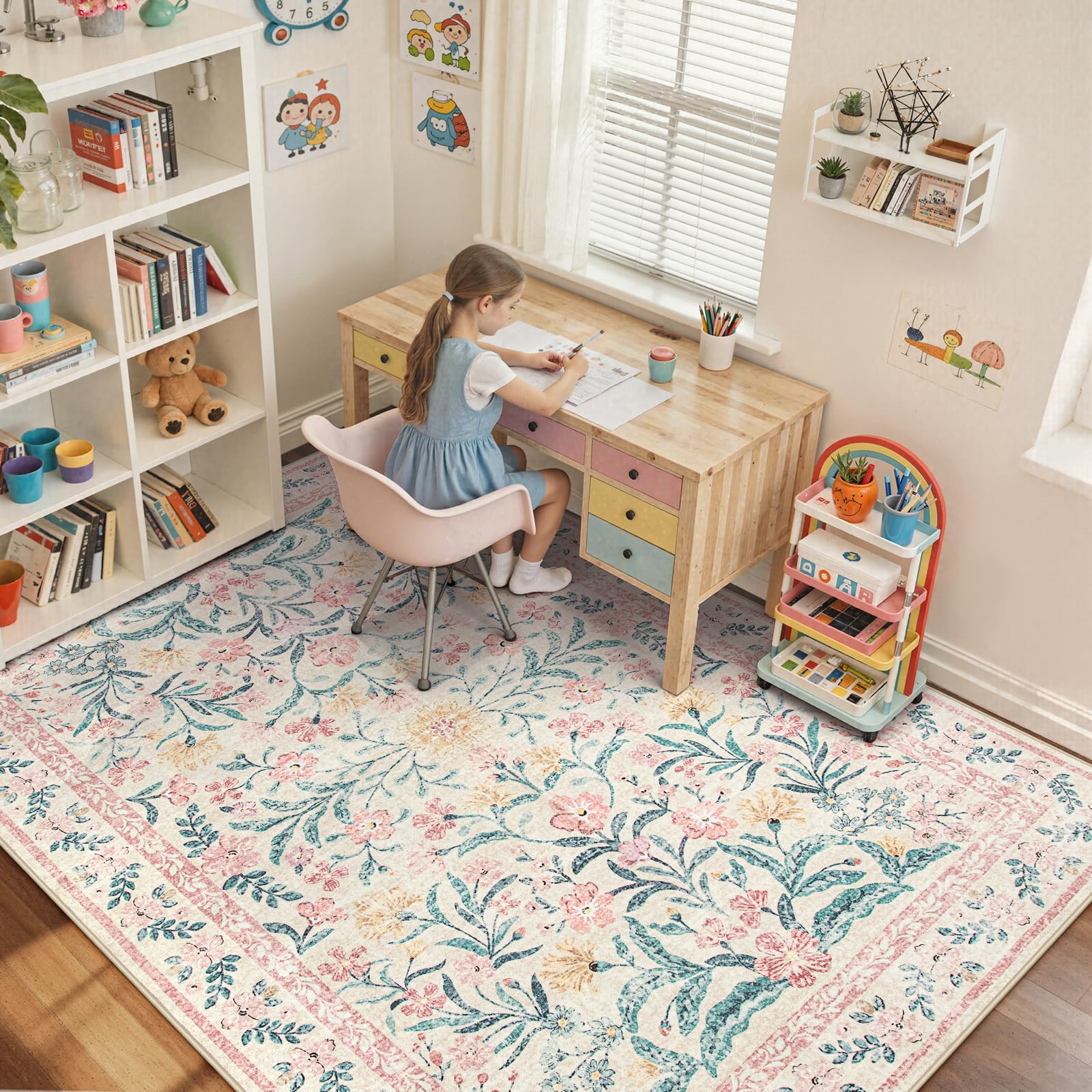 Wonnitar tapis à l'échelle près d'un meuble, montre dimensions réelles