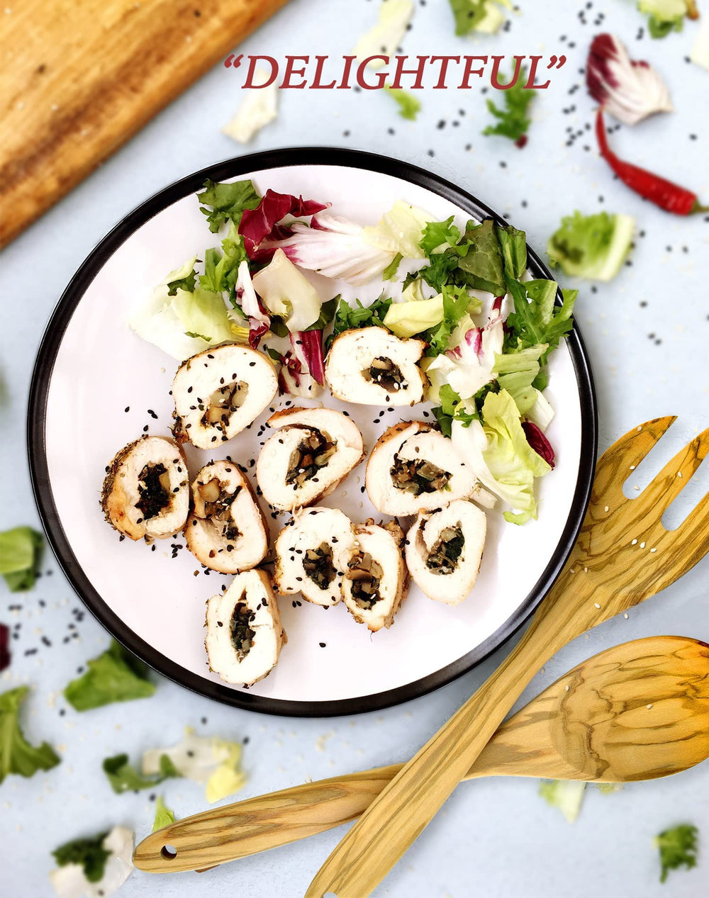Woodenhouse pinces servant une salade sur une table, présentation soignée assurée