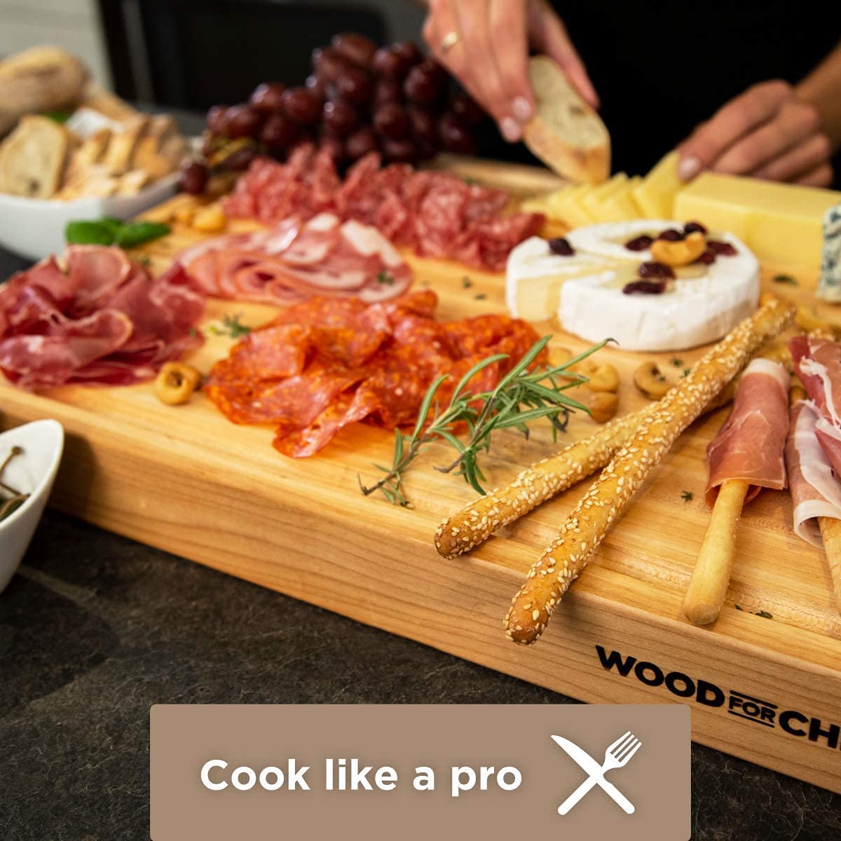 WoodForChef planche utilisée pour servir fromages et charcuterie élégamment