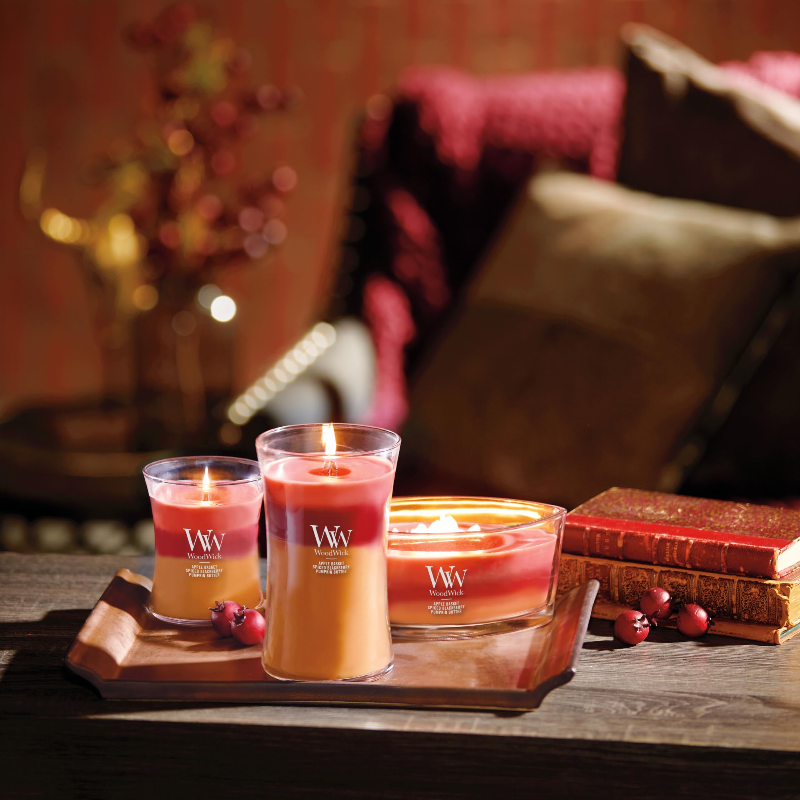 WoodWick bougie allumée sur table décor automnal créant ambiance conviviale