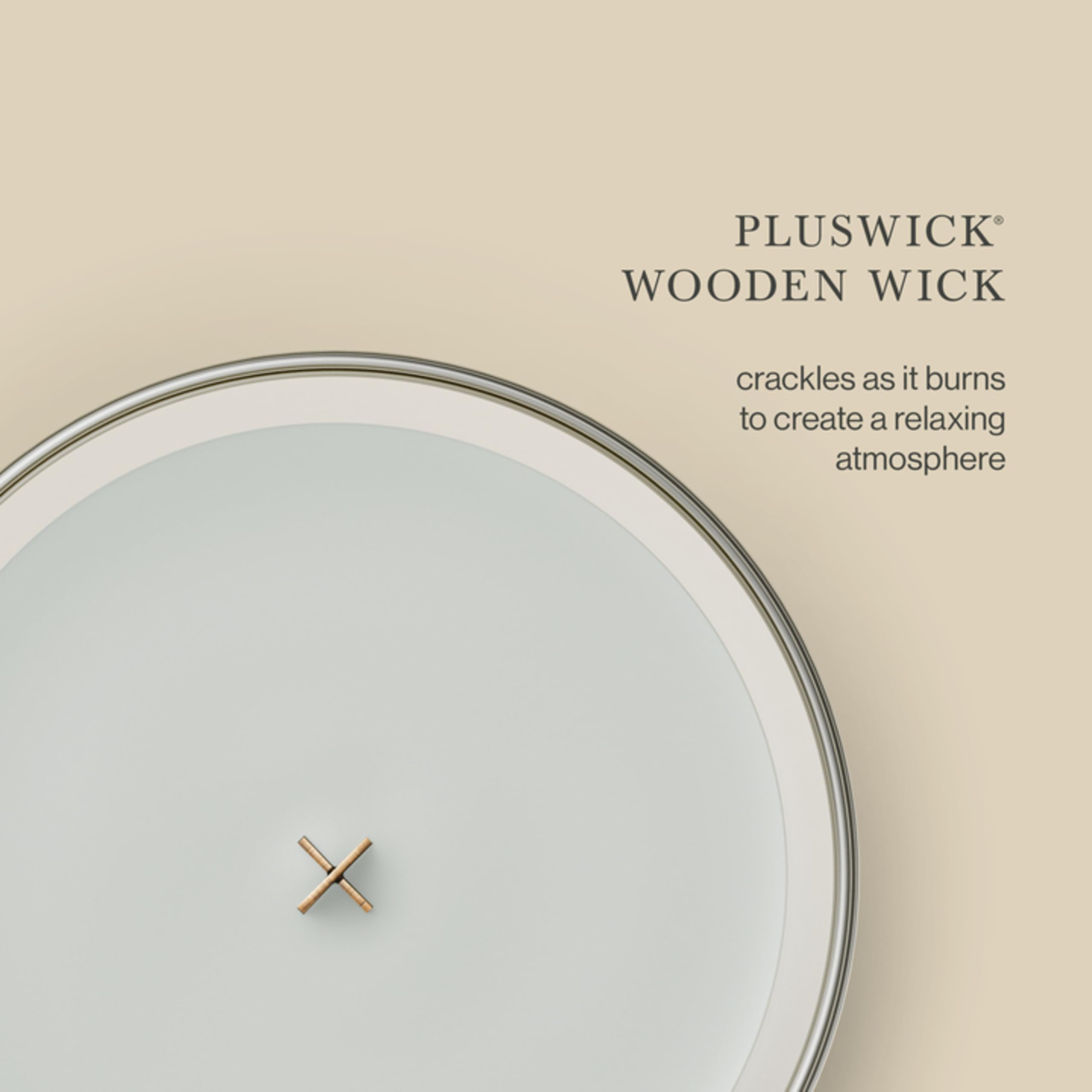 WoodWick bougie allumée dans un salon créant une atmosphère cosy