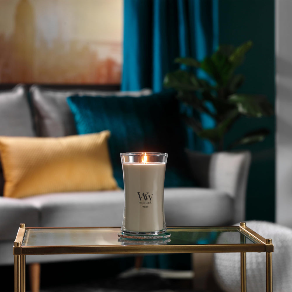 WoodWick bougie allumée dans un salon créant ambiance chaleureuse