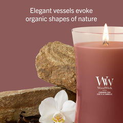 WoodWick bougie Cinnamon Chai en salon ajoutant parfum et confort
