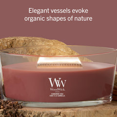 WoodWick (ウッドウィック) emballage et étiquette montrant notes Cinnamon Chai et qualité premium