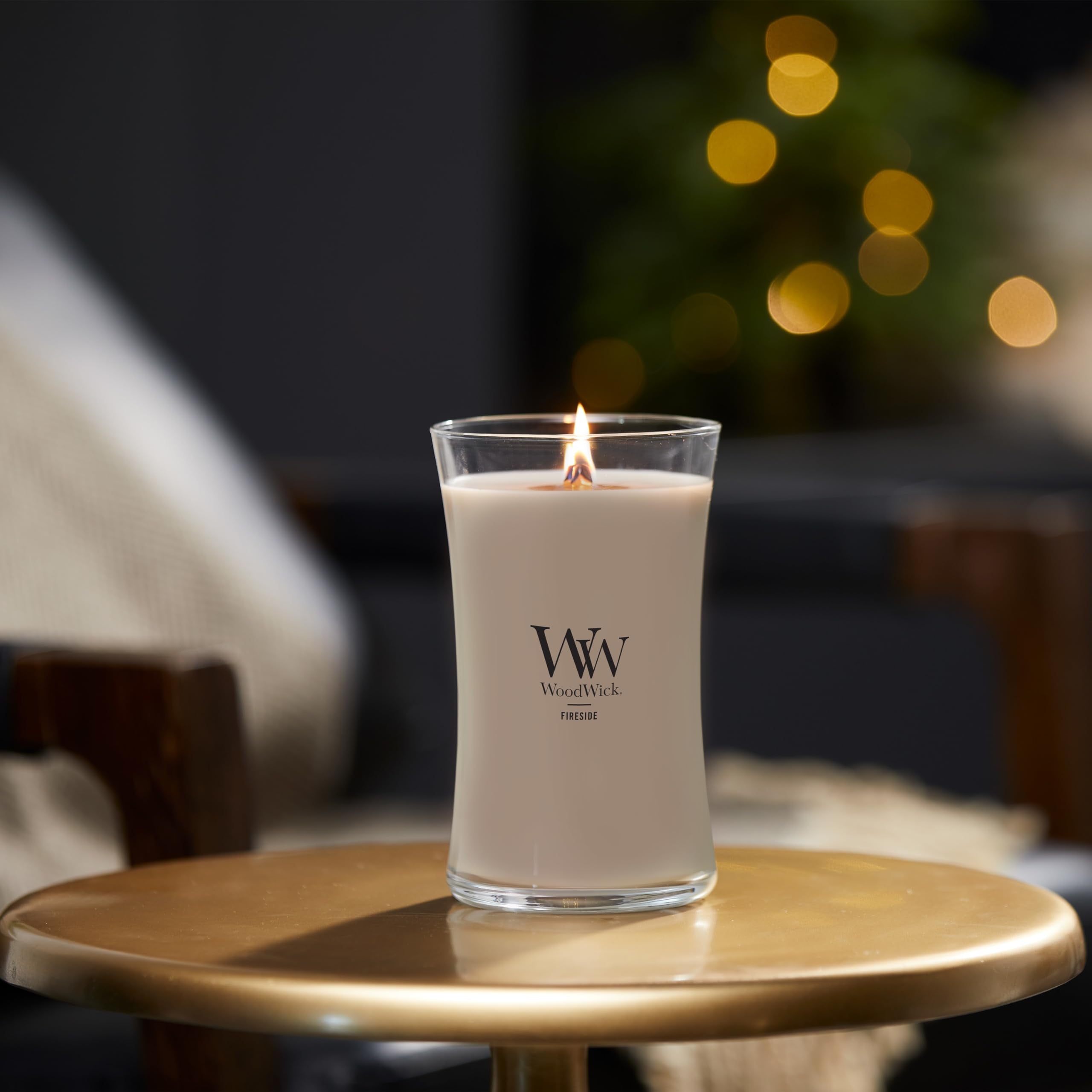 WoodWick bougie en main pour comparer taille 21oz et durée