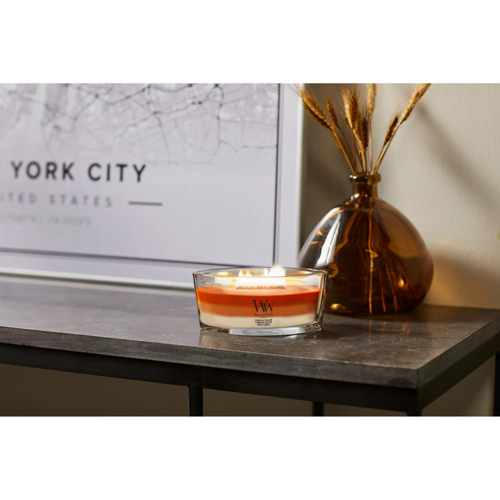 WoodWick(ウッドウィック) bougie 16 oz posée à côté d’un objet pour échelle, format durable