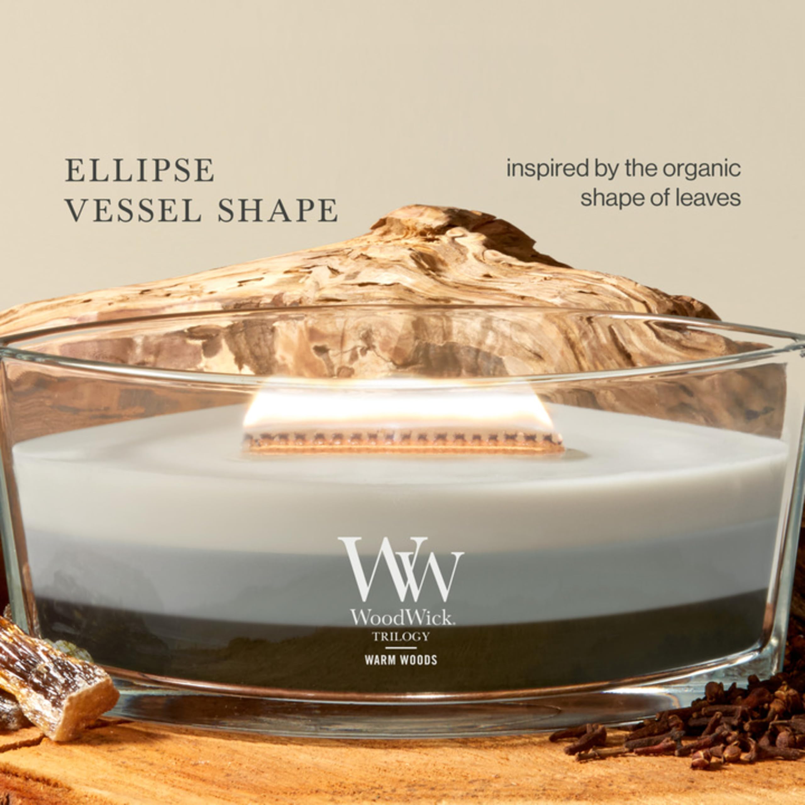 WoodWick 16 oz à côté d’un livre, échelle pour durée et taille