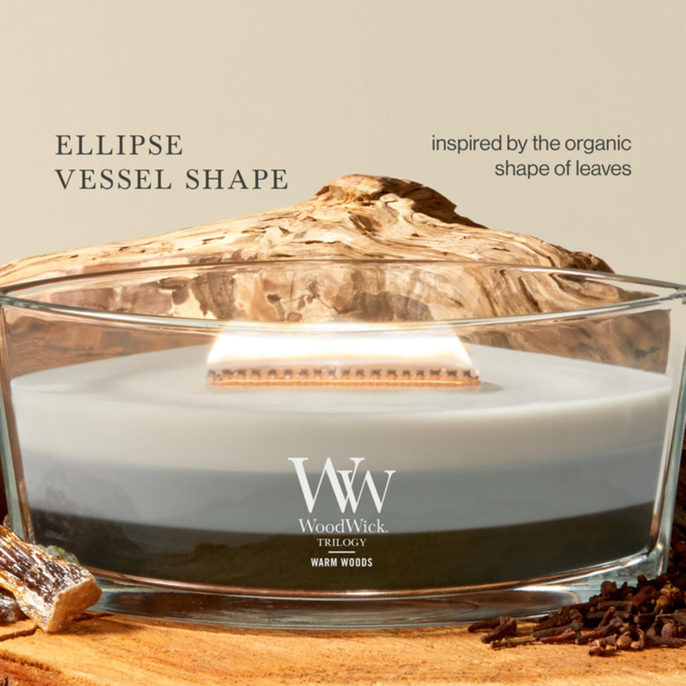 WoodWick 16 oz à côté d’un livre, échelle pour durée et taille