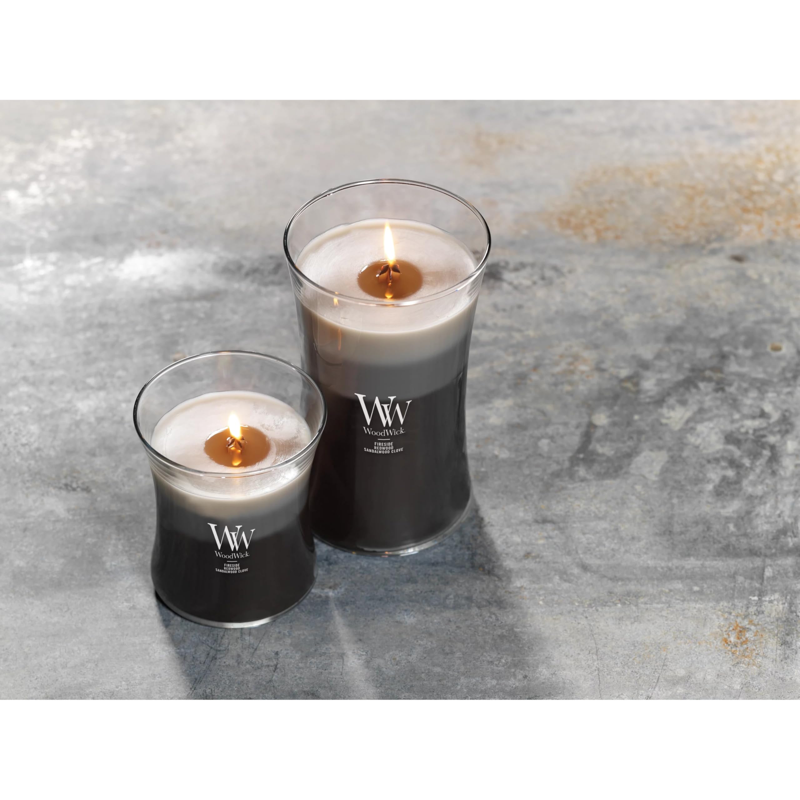WoodWick Warm Woods bougie allumée sur table de salon pour atmosphère