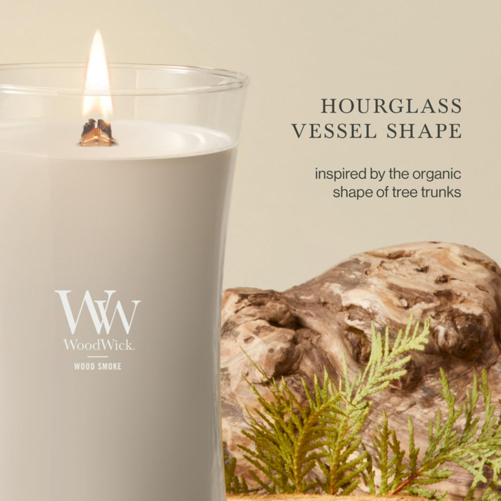 WoodWick wood smoke bougie allumée dans un salon pour une atmosphère cosy