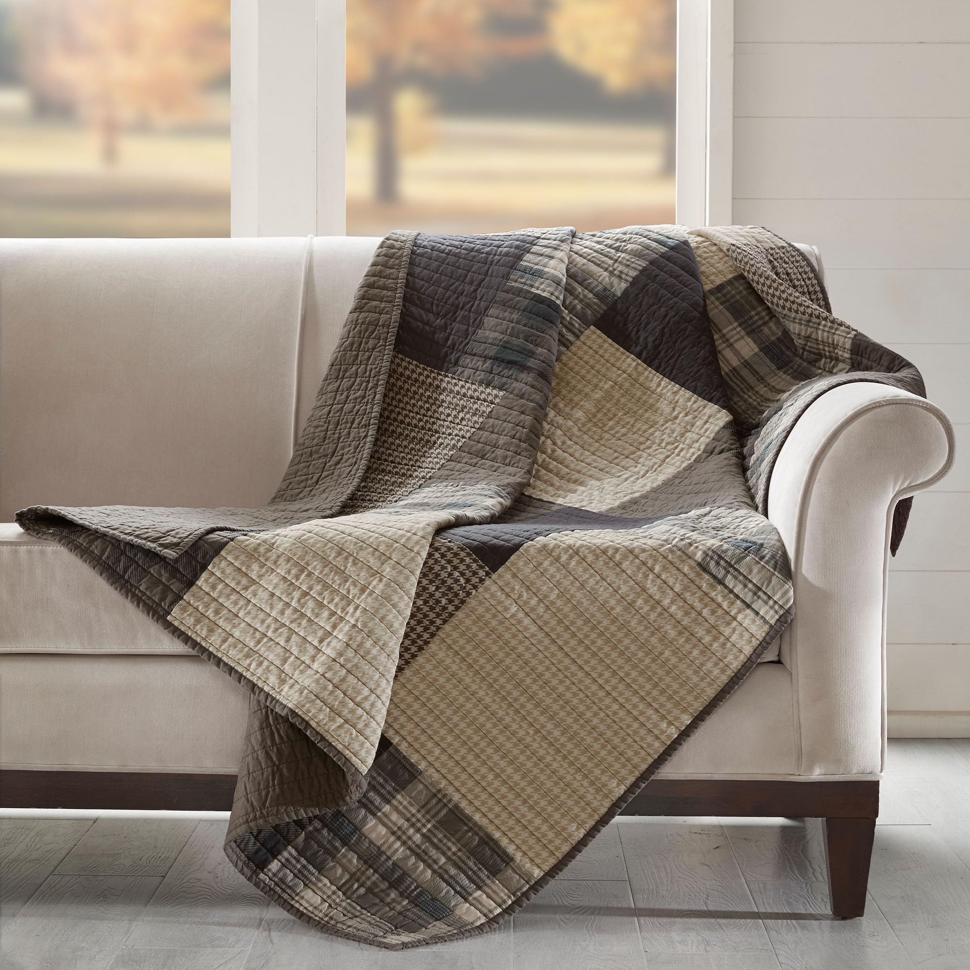 Woolrich jeté posé sur canapé ajoutant style et confort immédiat
