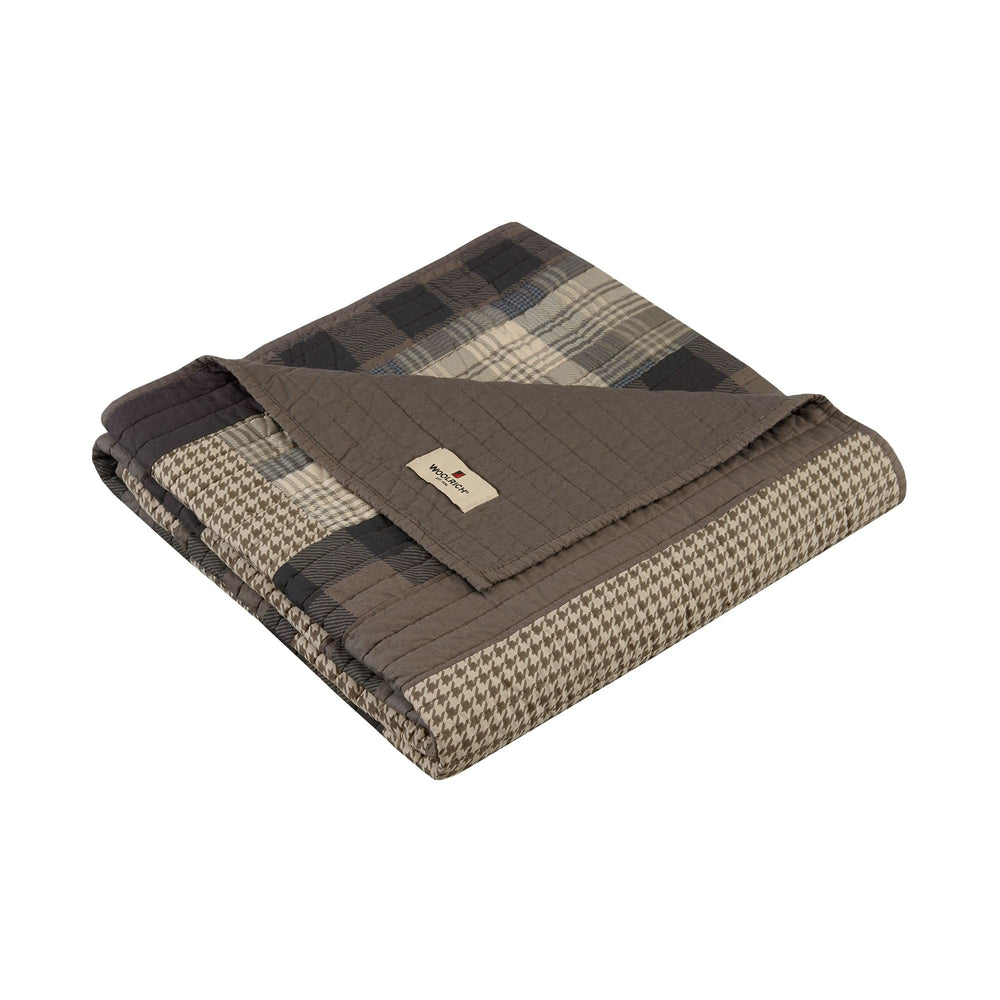 Woolrich vue avant du jeté matelassé montrant les plaids et le confort décoratif