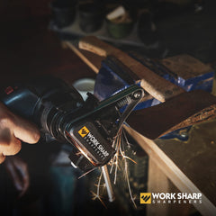 Work Sharp MK2 en action affûtant un couteau de cuisine pour un tranchant net