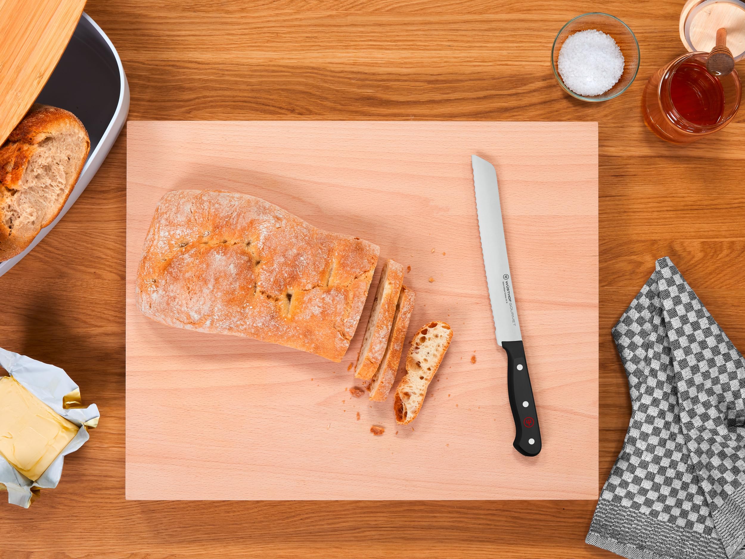 Wüsthof couteau posé dans cuisine prêt pour petit-déjeuner convivial