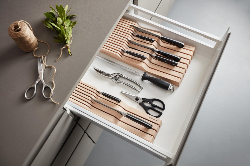 WÜSTHOF ciseaux à l'échelle avec main montrant ergonomie et contrôle