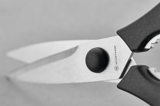WÜSTHOF gros plan lame montrant affûtage précis pour coupes nettes