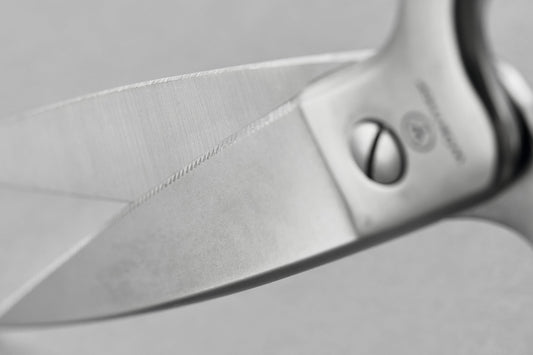 Wüsthof gros plan lame brossée montrant précision de coupe