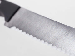 Wüsthof gros plan lame crantée concave pour coupes nettes