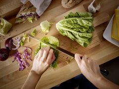 Wüsthof couteau en usage coupant des légumes montrant précision de coupe